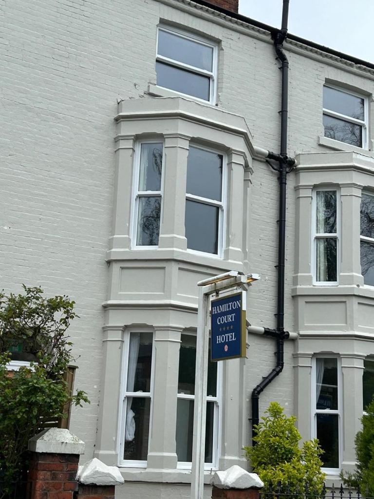 Hamilton Court Hotel Hoole Chester Exteriör bild