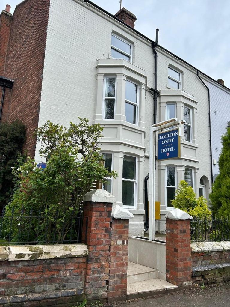 Hamilton Court Hotel Hoole Chester Exteriör bild