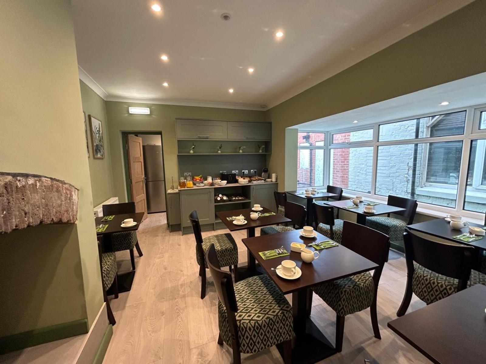 Hamilton Court Hotel Hoole Chester Exteriör bild