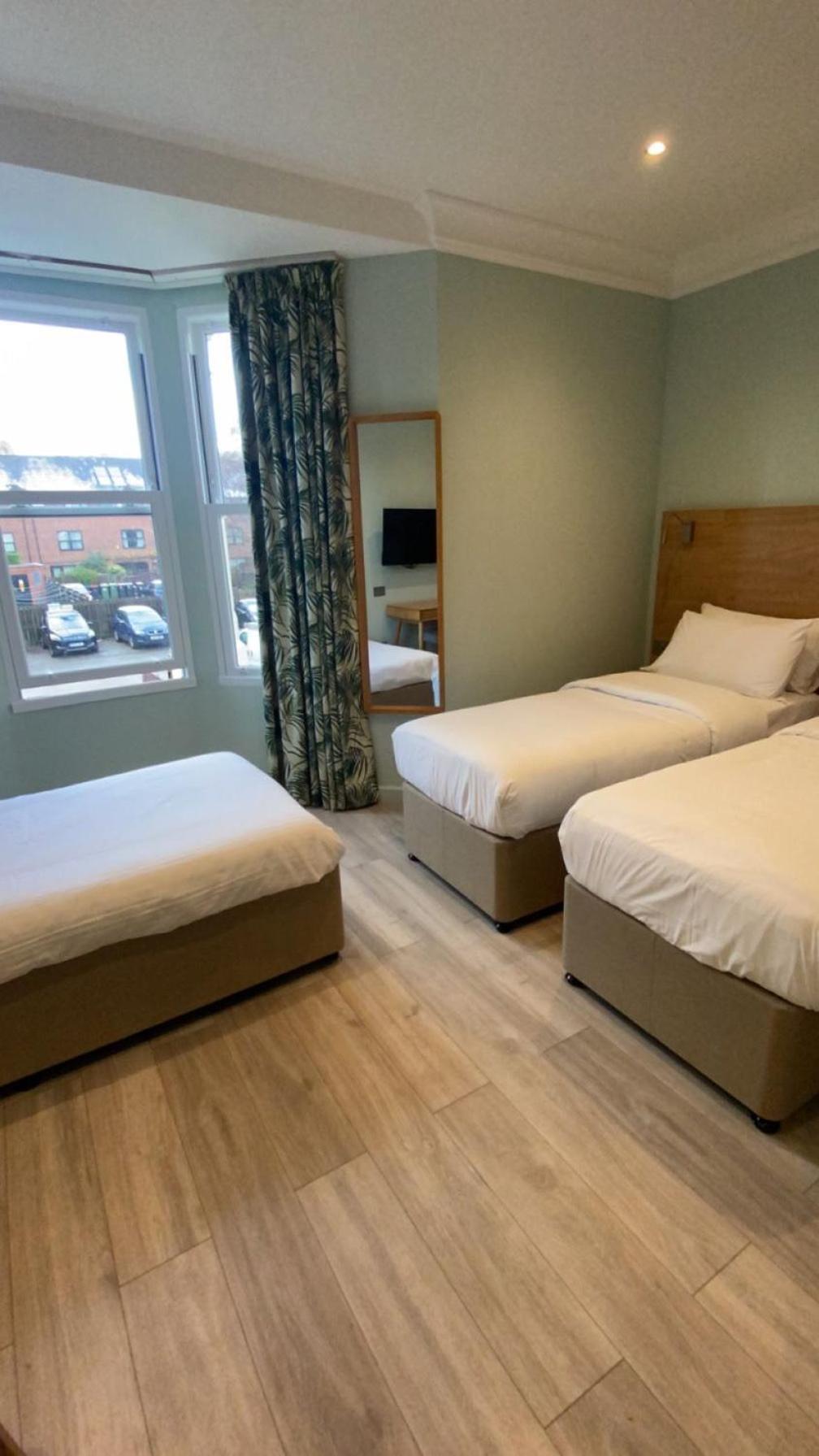 Hamilton Court Hotel Hoole Chester Exteriör bild